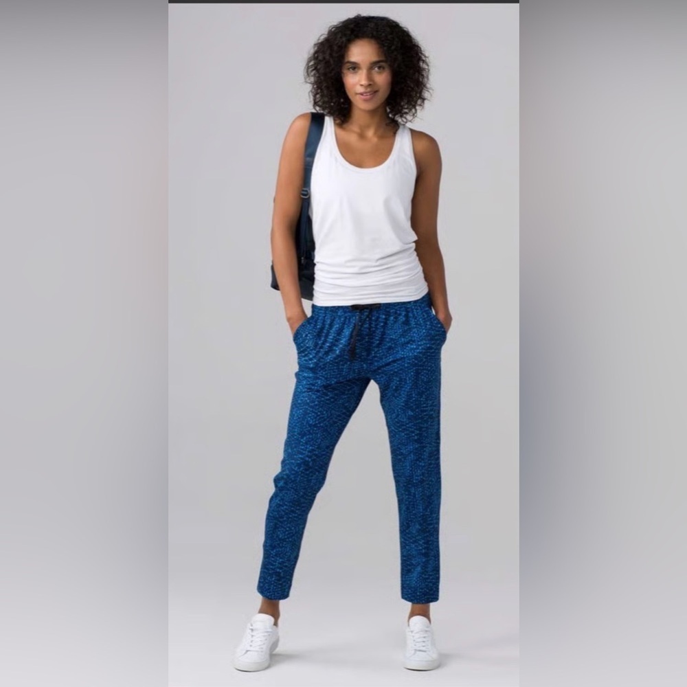 Lululemon Athletica Woman’s Athleisure  Jet Crop Blue Geometric Jogger Pants